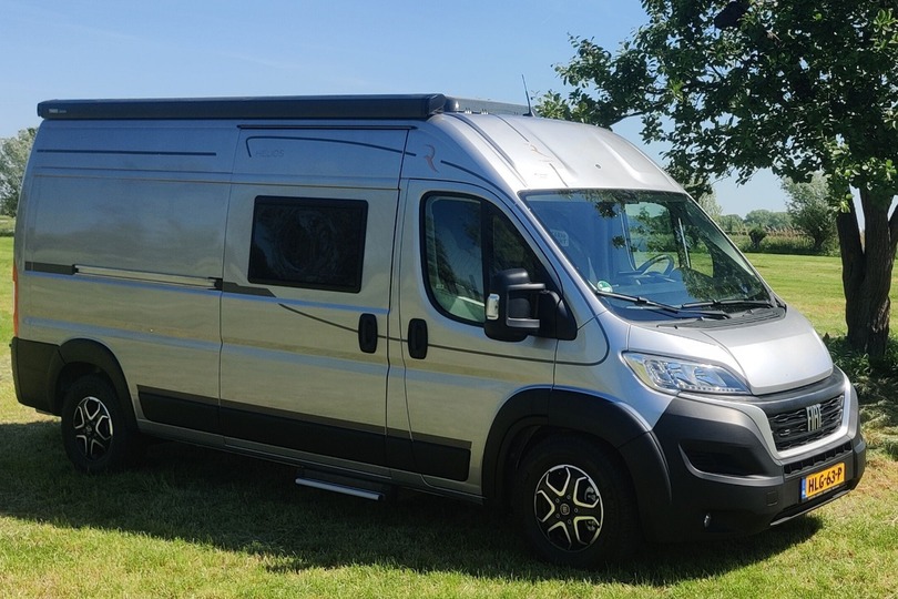 Dit is niet de juiste foto, maar is wel de zelfde camper bus. De Womondo heeft een mooie stoer oranje kleur