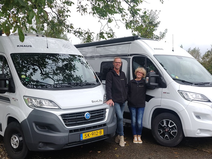 Campers op het erf van Compacte Campers